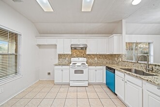 13130 Eldridge Meadow Dr in Houston, TX - Building Photo - Building Photo