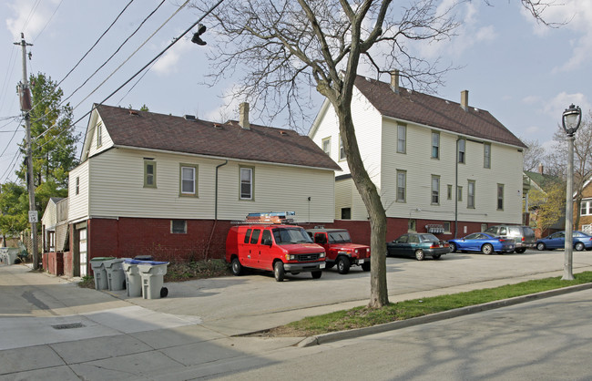 2476-2478 N Dousman St in Milwaukee, WI - Building Photo - Building Photo