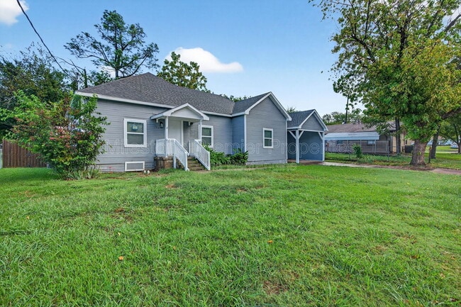 103 W South St in Whitesboro, TX - Building Photo - Building Photo