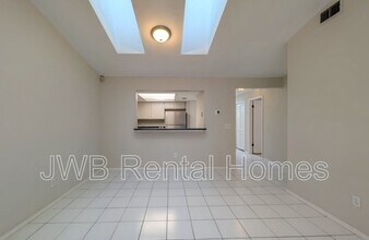2390 Ironstone Dr E in Jacksonville, FL - Building Photo - Building Photo