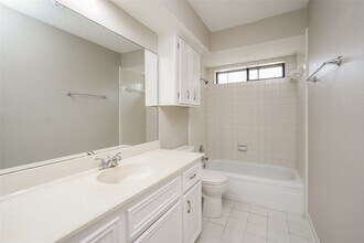 12502 Olympia Dr in Houston, TX - Foto de edificio - Building Photo