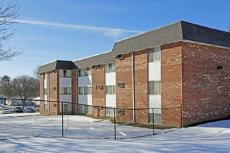 Garden Court Apartments in Pontiac, MI - Foto de edificio - Building Photo