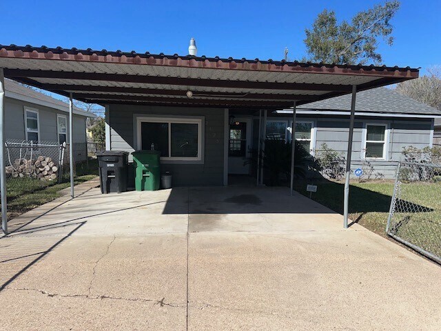 5425 Bataan Rd in Houston, TX - Building Photo - Building Photo