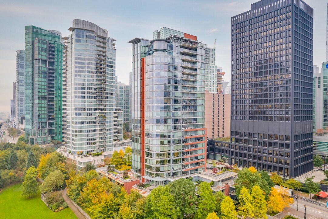 One Harbour Green in Vancouver, BC - Building Photo