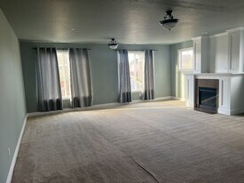 1526 NE Market Dr in Fairview, OR - Building Photo