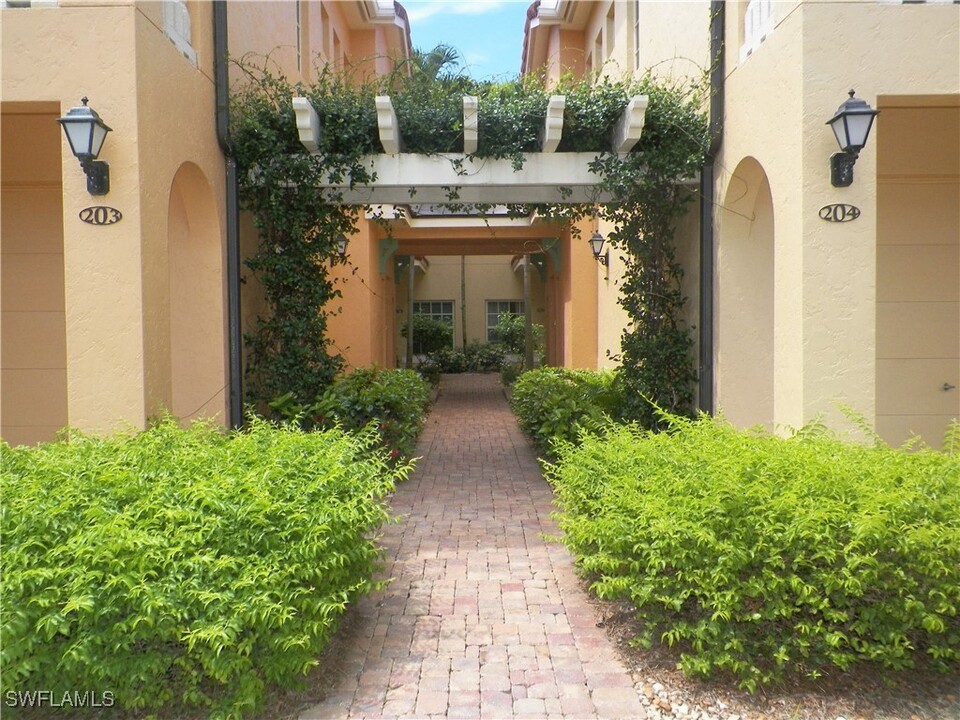 8681 Piazza Del Lago Cir in Estero, FL - Building Photo