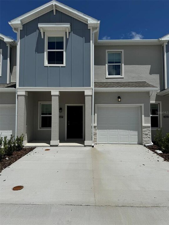 2469 Skyline Lp in Kissimmee, FL - Building Photo
