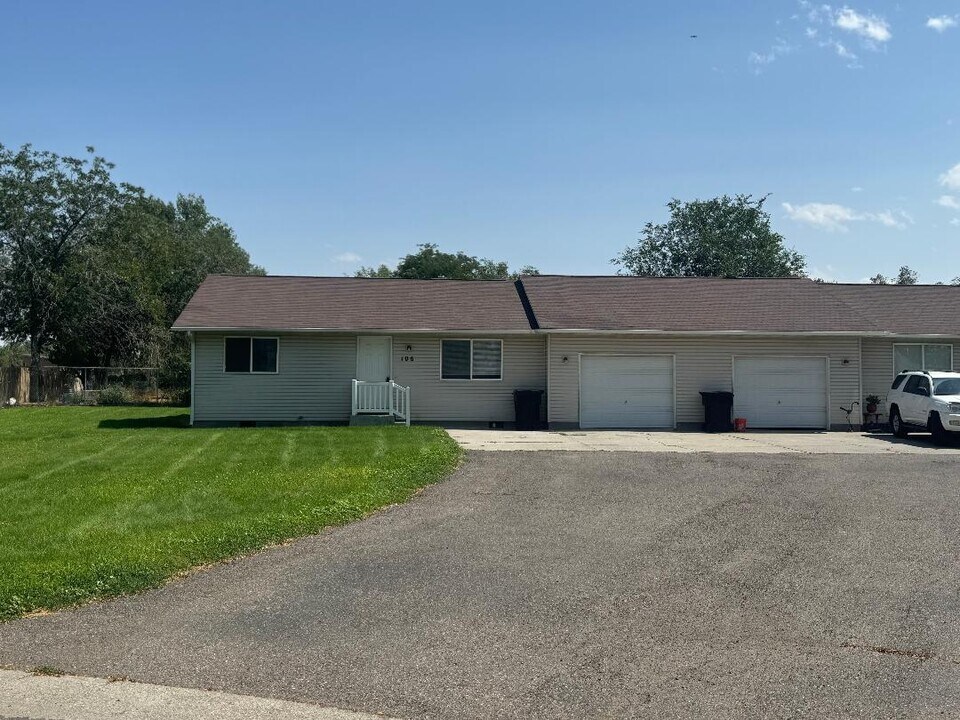 106 4th Ave S in Buhl, ID - Foto de edificio