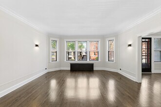 6851 S Paxton Ave in Chicago, IL - Building Photo - Building Photo