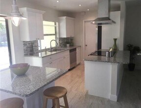 2445 E Burr Oak Ct in Sarasota, FL - Building Photo - Building Photo