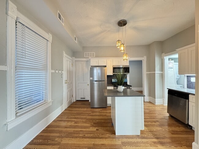 1721 W Nelson St, Unit A09W in Chicago, IL - Building Photo - Building Photo