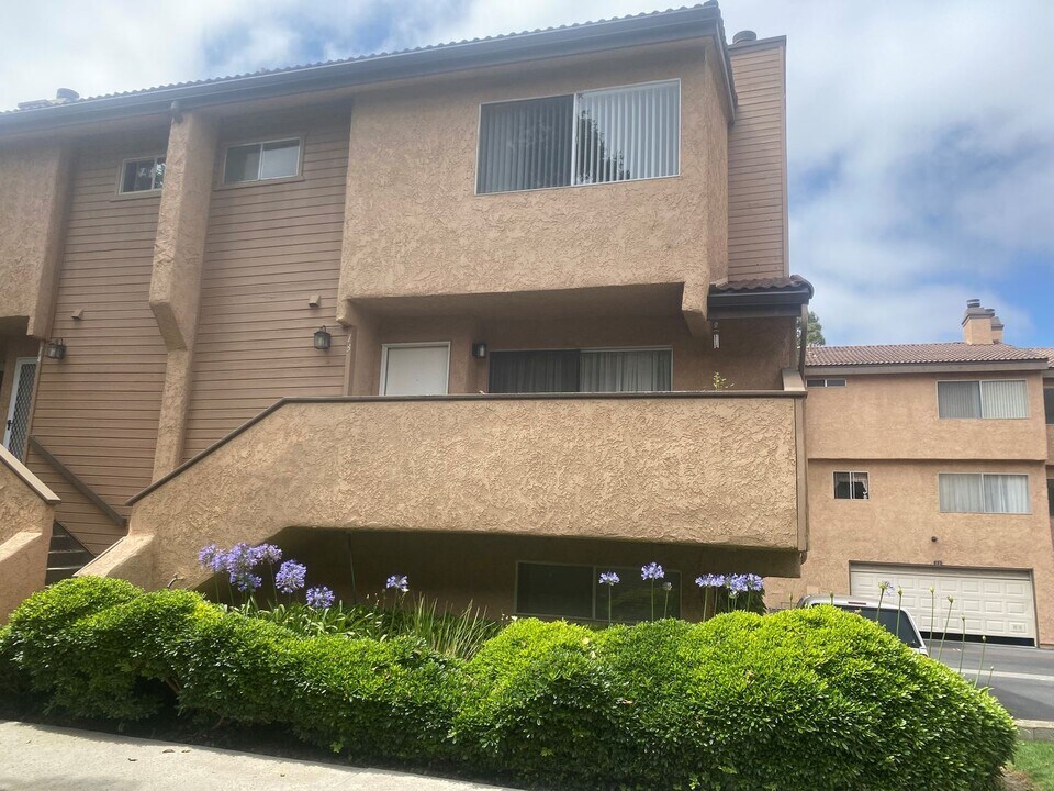 695 County Square Dr in Ventura, CA - Building Photo