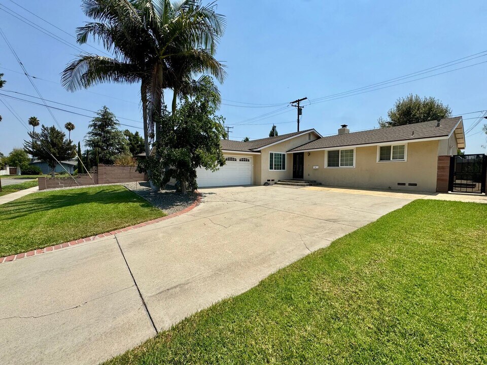 2330 E Brookdale Pl in Fullerton, CA - Building Photo