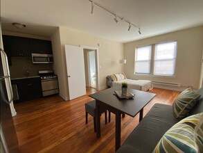 339 Howard St, Unit 208 in Evanston, IL - Building Photo - Building Photo