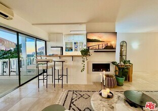 999 N Doheny Dr in West Hollywood, CA - Foto de edificio - Building Photo