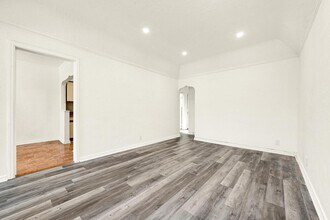 78-20 Kneeland Ave in Queens, NY - Foto de edificio - Building Photo