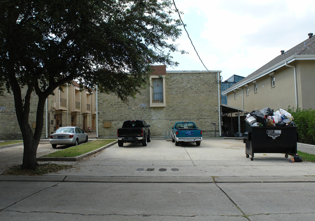 2220 Houma Blvd in Metairie, LA - Building Photo