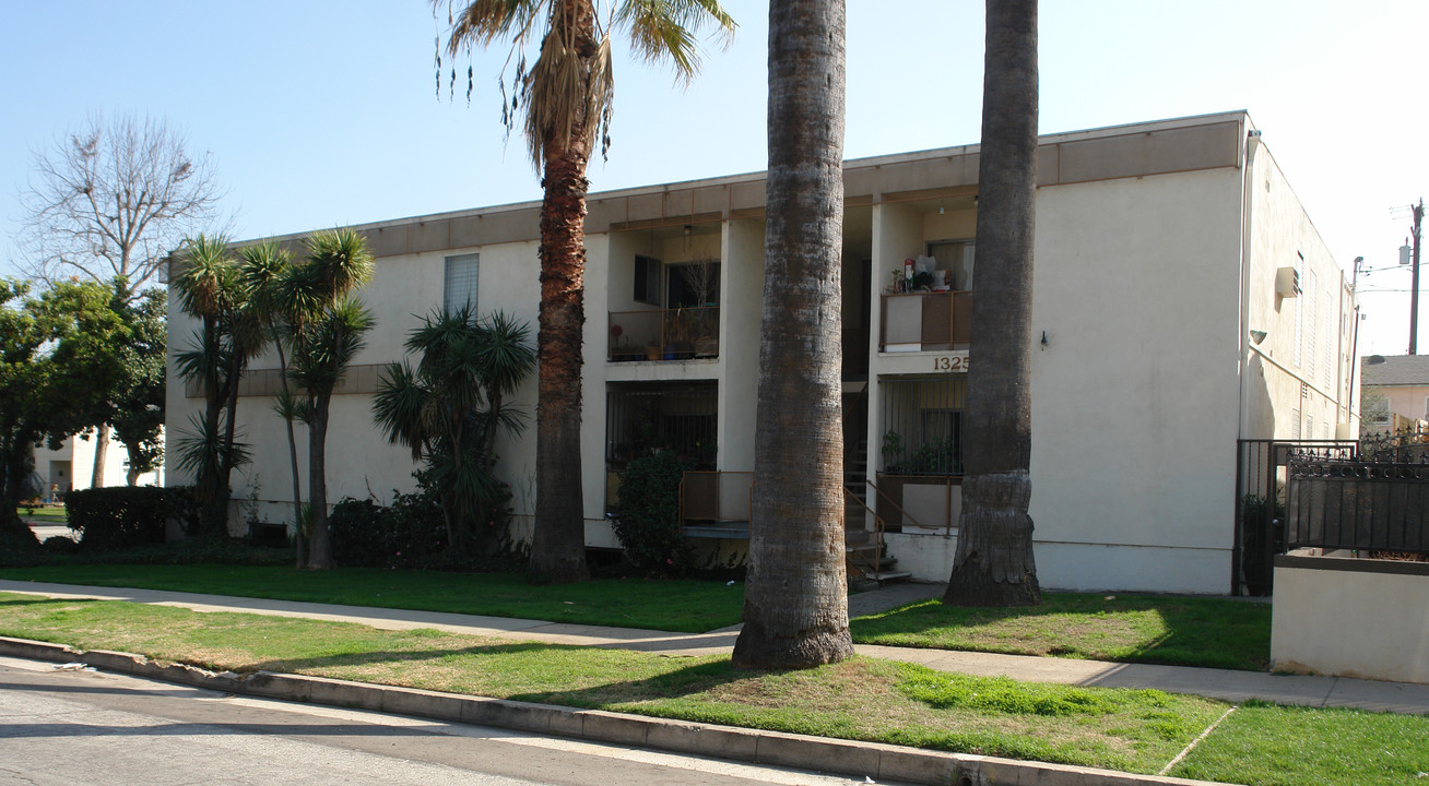 1325 Lynden St in South Pasadena, CA - Building Photo