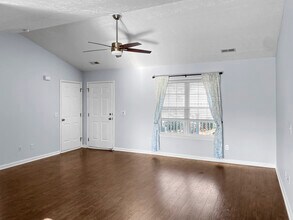 213 Red Carnation Dr in Holly Ridge, NC - Foto de edificio - Building Photo