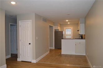 8494 Woodgrove Dr in Dayton, OH - Foto de edificio - Building Photo