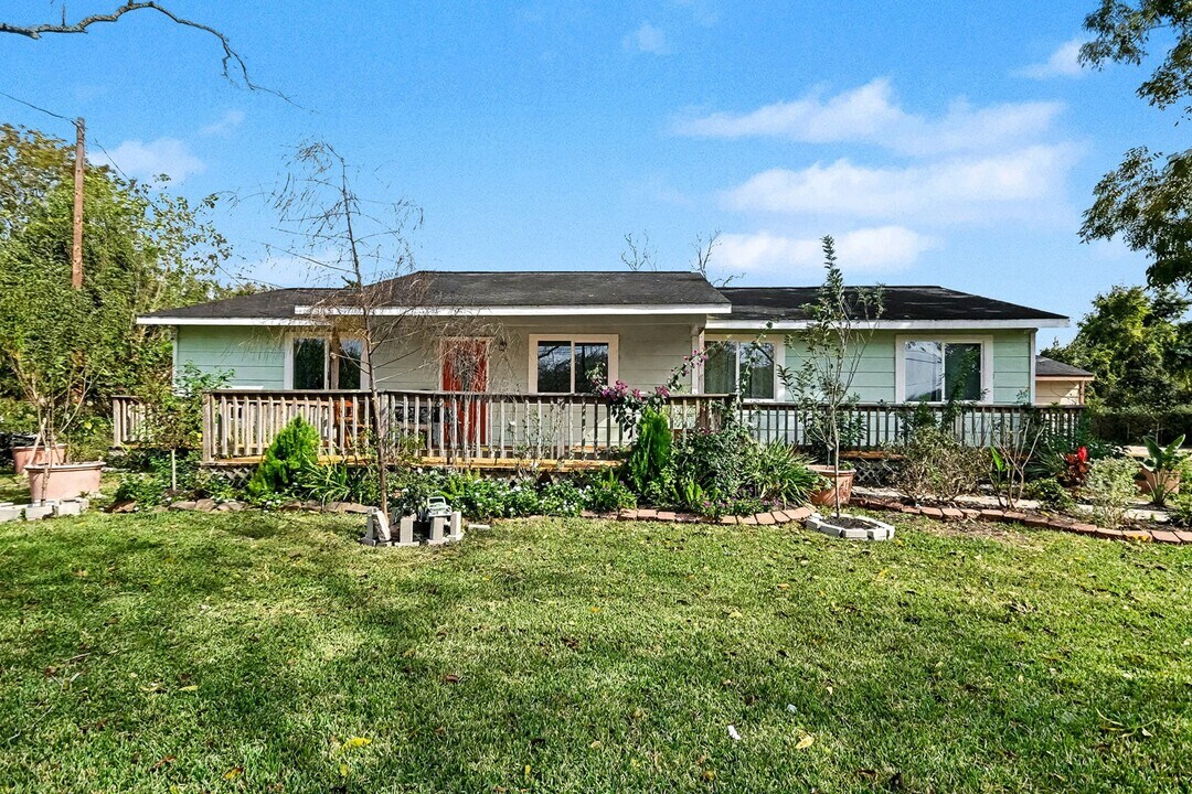 1627 Texas Ave in League City, TX - Building Photo