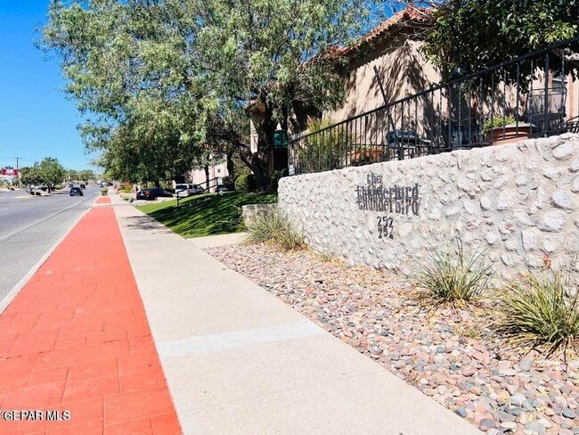 252 Shadow Mountain Dr in El Paso, TX - Building Photo - Building Photo