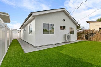 7918 Amestoy Ave in Van Nuys, CA - Foto de edificio - Building Photo