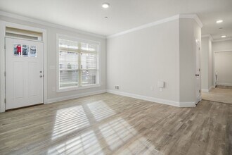 708 W Creek Ln in Altamont, NY - Building Photo - Building Photo