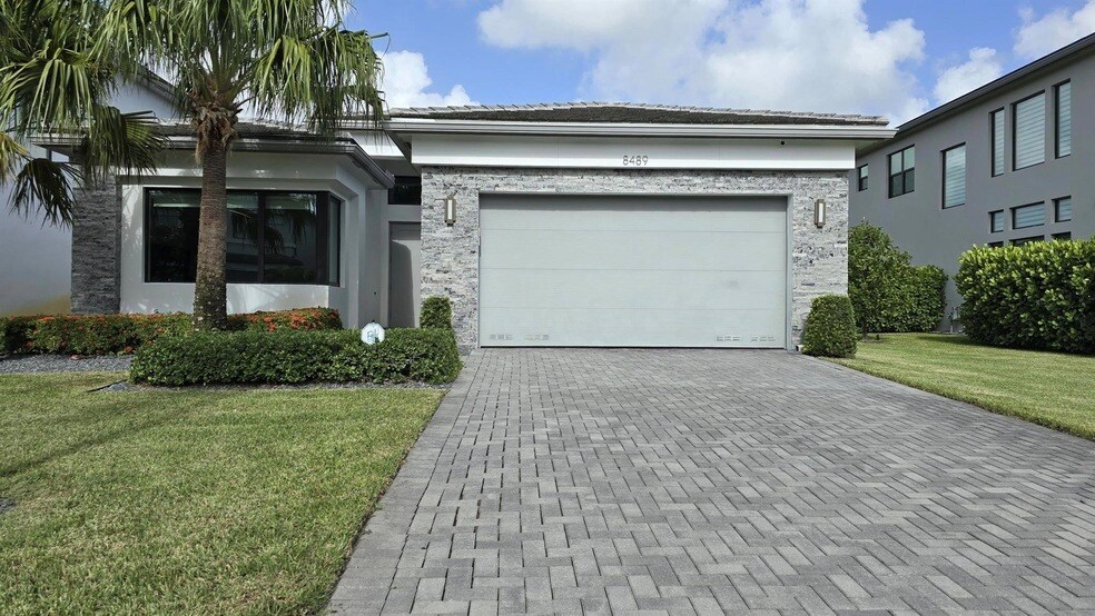 8489 Apple Falls Ln in Boca Raton, FL - Building Photo