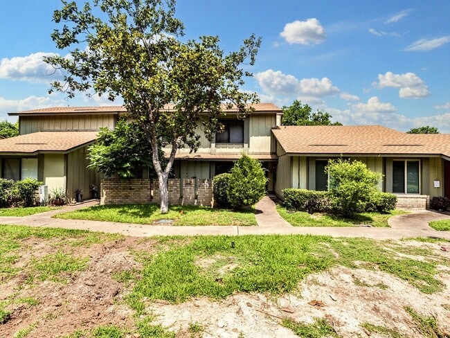 5055 Fort Clark Dr in Austin, TX - Foto de edificio - Building Photo