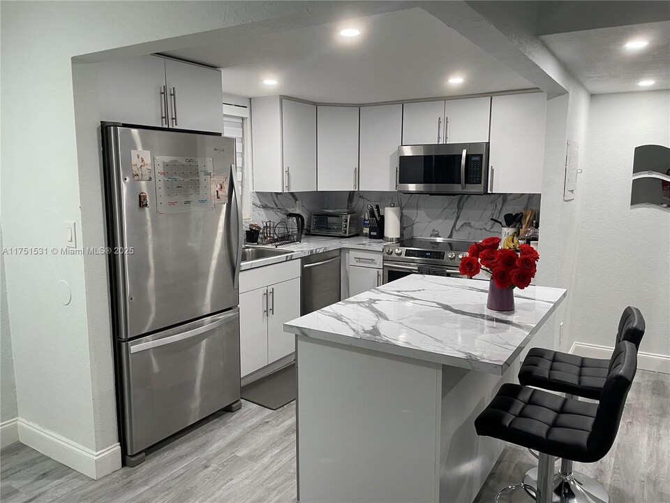 9373 Fontainebleau Blvd in Miami, FL - Building Photo