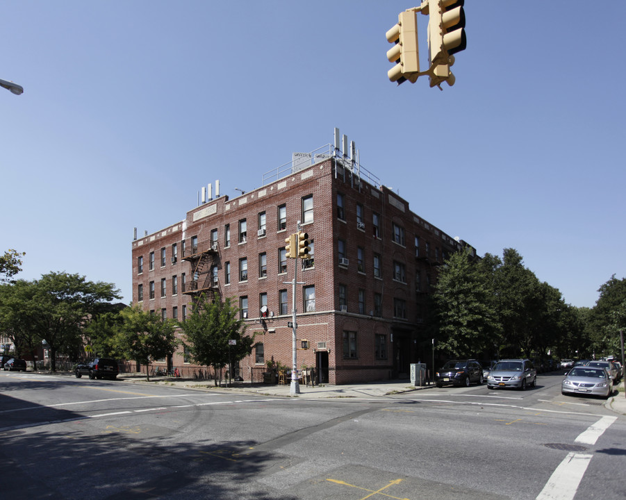 564 E 4th St in Brooklyn, NY - Building Photo