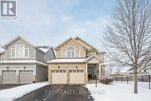 180 Chenoa Way in Ottawa, ON - Building Photo
