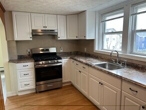 133 Fenner St, Unit 2 in Fall River, MA - Foto de edificio - Building Photo