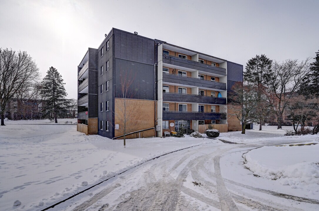 Lakeview Towers Apartments in Woodstock, ON - Building Photo