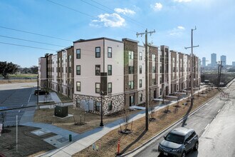 Clifton Riverside Apartments in Fort Worth, TX - Foto de edificio - Building Photo