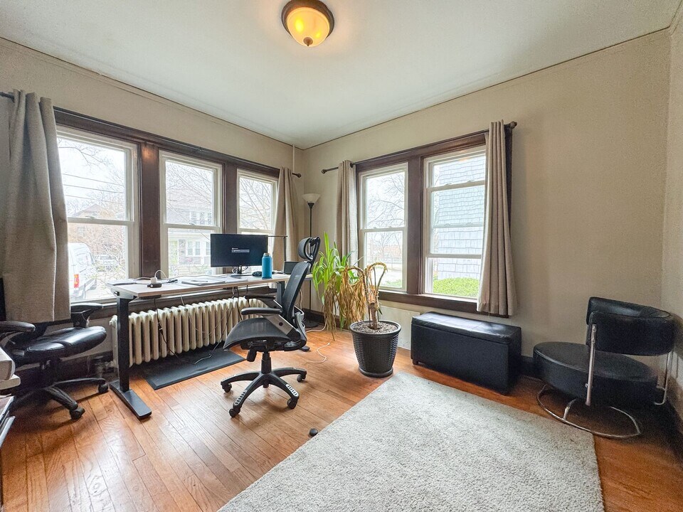 413 Chamberlain Ave-Unit -D in Madison, WI - Foto de edificio
