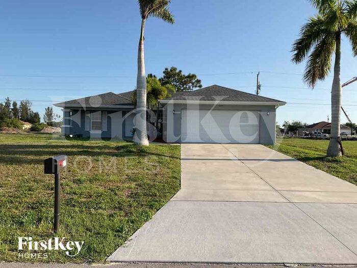317 NE 7th Terrace in Cape Coral, FL - Building Photo
