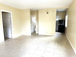 240-260 NW 40th Ct in Oakland Park, FL - Building Photo - Building Photo