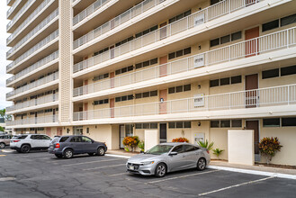 Royal Towers in Honolulu, HI - Building Photo - Building Photo