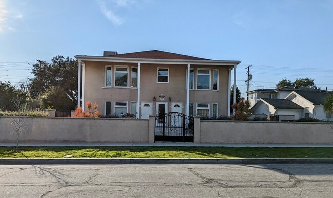 2409 N Lincoln St, Unit # B in Burbank, CA - Foto de edificio - Building Photo