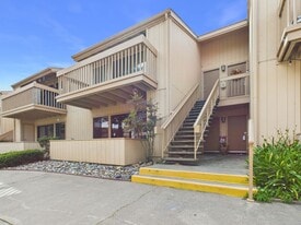 300 Glenwood Cir in Monterey, CA - Building Photo