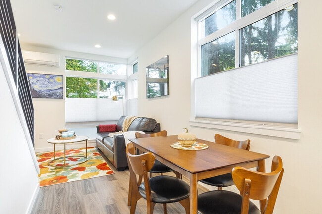 9413A Roosevelt Way NE in Seattle, WA - Building Photo - Building Photo