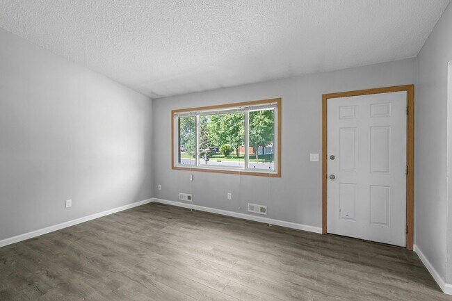 14840 Dallara Ave in Rosemount, MN - Building Photo - Building Photo