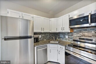 1902 N Rhodes St in Arlington, VA - Building Photo - Building Photo