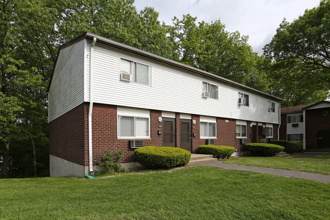 Southford Park in Waterbury, CT - Foto de edificio