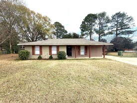 402 Mulligan Dr in Montgomery, AL - Building Photo