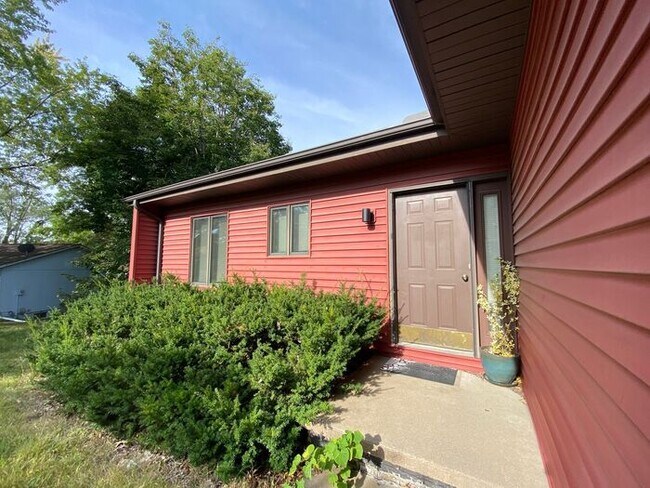 1316 Southview Cir in Coralville, IA - Building Photo - Building Photo