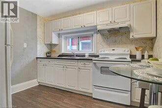 211 Dolph St N in Cambridge, ON - Building Photo - Building Photo