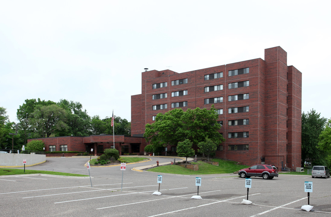 Menorah Plaza Apartments in St. Louis Park, MN - Building Photo